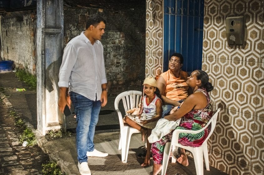Superintendente da Sima, João Folha, tem dialogado com os moradores e acompanhado os trabalho dos mutirões de iluminação.  Foto: Matheus Alves / Ascom Sima