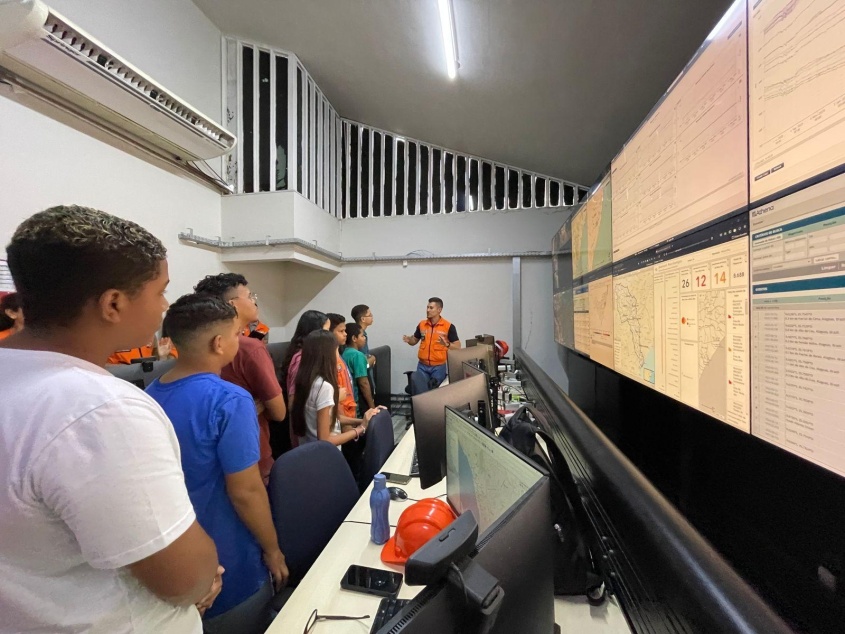Meteorologista do Centro Integrado de Monitoramento e Alerta da Defesa Civil, Hugo Carvalho, explicou como é feito o monitoramento das chuvas. Foto: Marcelle Limeira/Ascom Defesa Civil