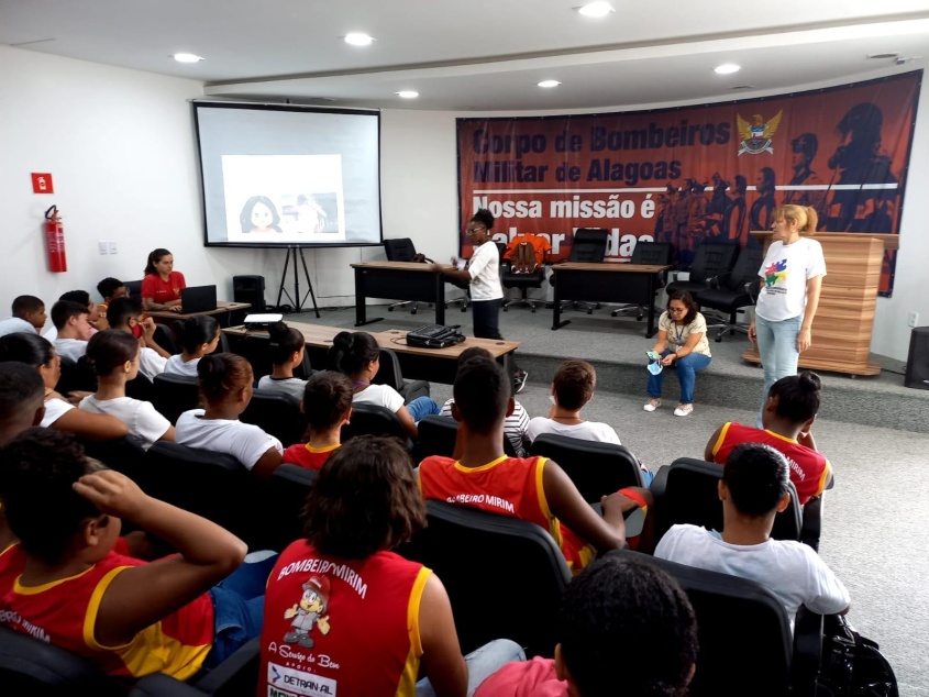 Cerca de 20 jovens do Serviço de Convivência estiveram presentes na ação. Foto: Cras Dom Adelmo Machado