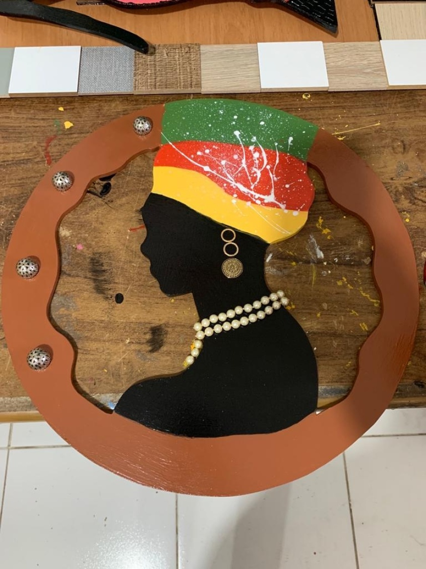 Obras de arte são feitas com materiais recicláveis por alunos da EJAI. Foto: Cortesia