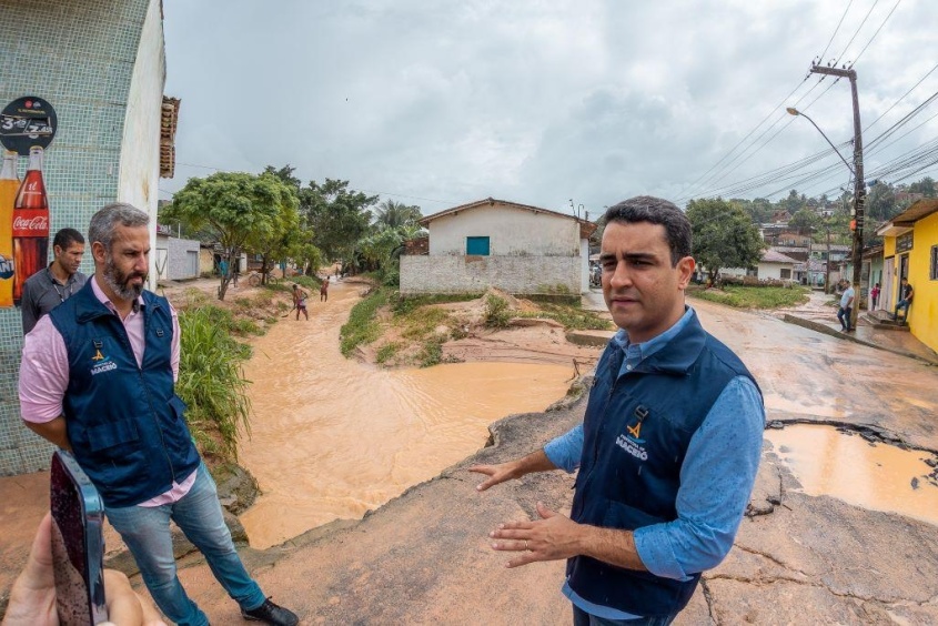 Prefeito JHC informou à população que o município estará alocando investimentos para reestruturar a infraestrutura da região. Foto: Itawi Albuquerque / Secom Maceió