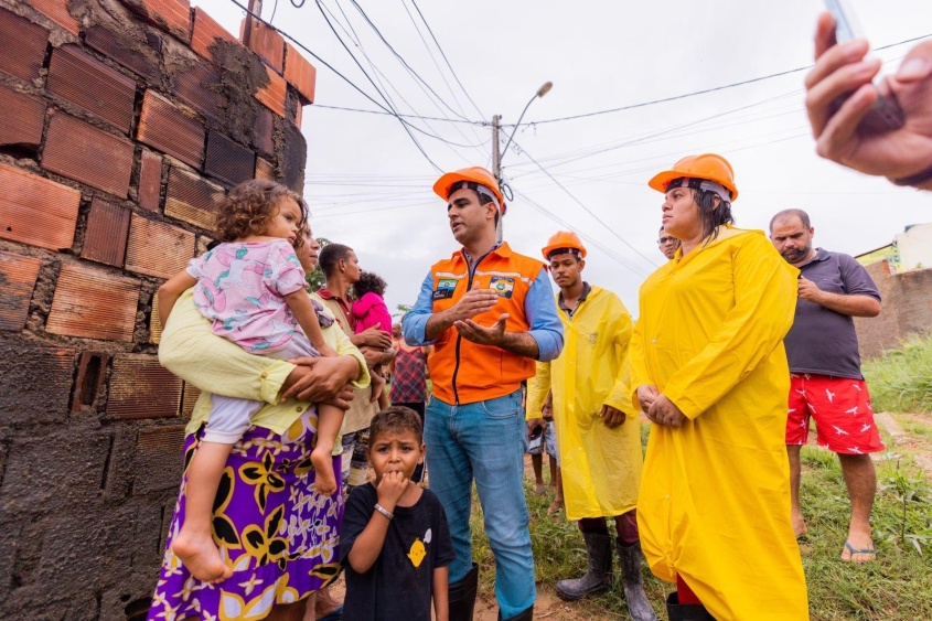 Prefeito JHC que autorizou as medidas de prevenção tem ido aos bairros dialogar com as famílias e garantir assistência para quem está nas áreas de risco. Foto: Edvan Ferreira / Secom Maceió