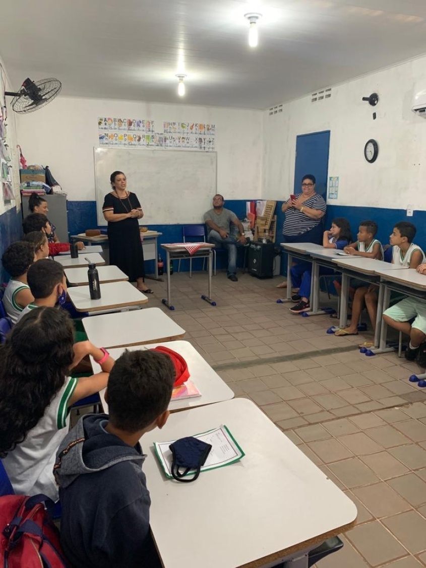 Coordenadora pedagógica da escola, Júlia Márcia Dias, celebrando o momento de certificação dos alunos. Foto: cortesia