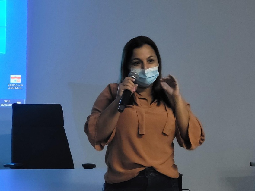 Coordenadora do Programa de Atenção à Saúde do Idoso, Denyse Maia, destaca importância da oficina. Foto: Ascom SMS
