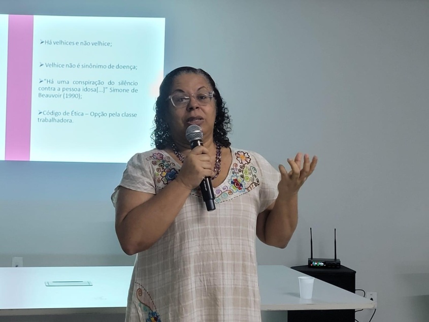 Secretária executiva do Conselho Municipal dos Direitos da Pessoa Idosa, Joronete de Carvalho, apresenta tipos de violência praticados contra idosos. Foto: Ascom SMS