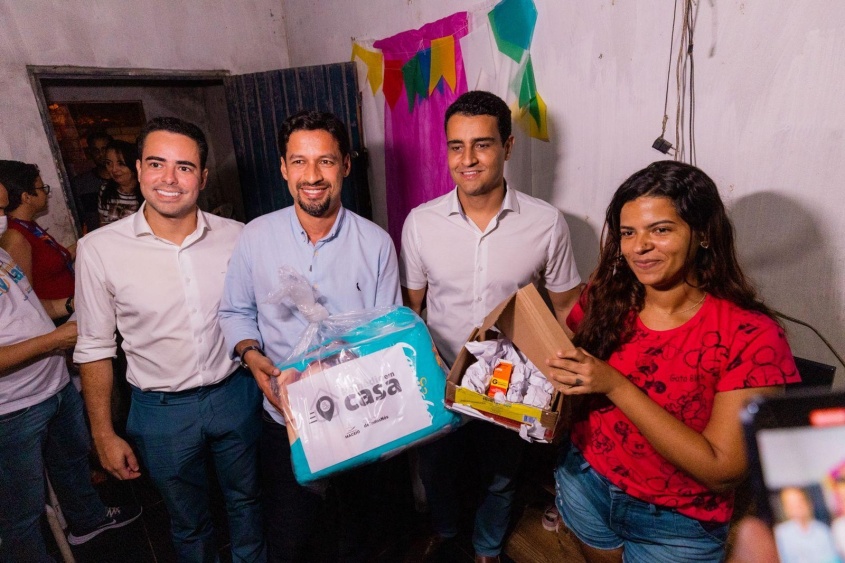 Prefeito JHC e o senador Rodrigo Cunha durante a entrega das fraldas à mamãe Dalhyane Almeida. Foto: Edvan Ferreira / Secom Maceió