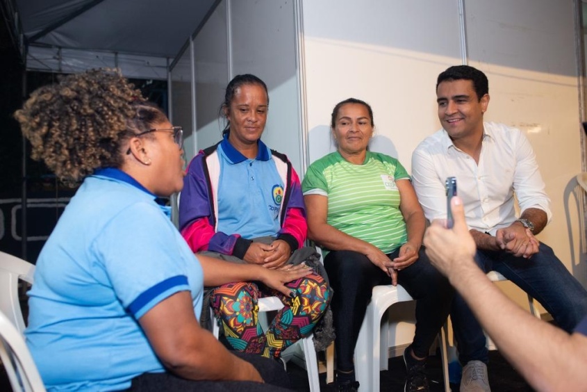 Durante o Forró no Biu, prefeito JHC também conversou com integrantes das cooperativas que estão realizando a coletiva de materiais recicláveis. Foto: Juliete Santos / Secom Maceió