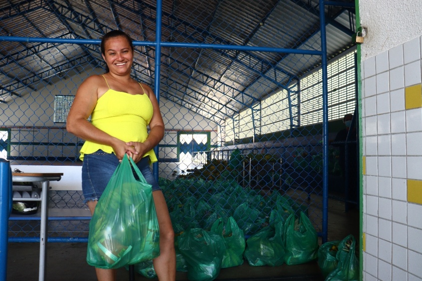 Secretaria Municipal de Educação tem facilitado a entrega dos kits para as famílias. Foto: Ascom Semed