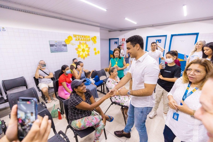 Prefeito JHC dialogou também com as pessoas que estavam aguardando o atendimento na unidade. Foto: Edvan Ferreira / Secom Maceió