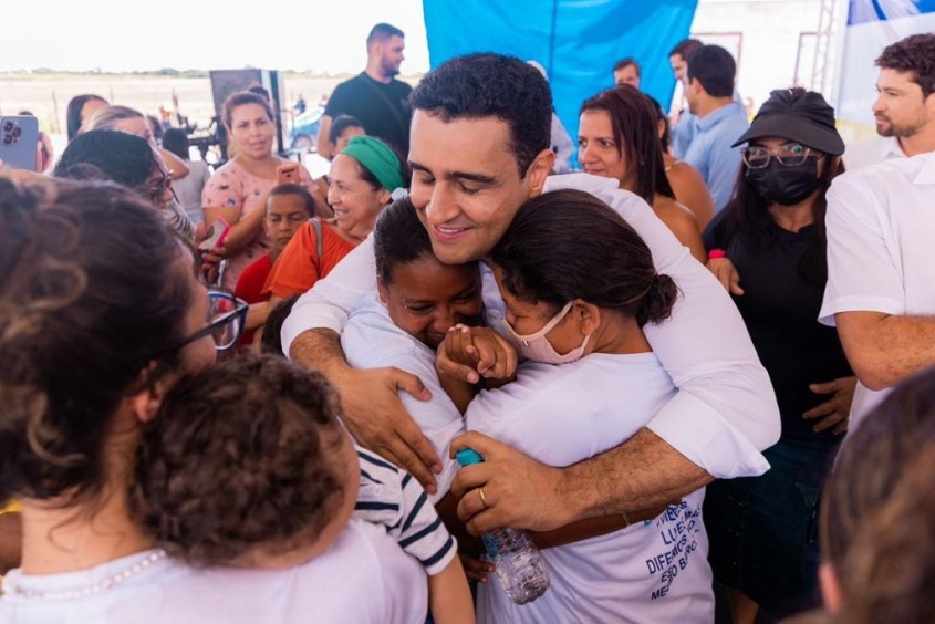 Prefeito JHC comemora junto à população a entrega de novas moradias em Maceió. Foto: Edvan Ferreira / Secom Maceió