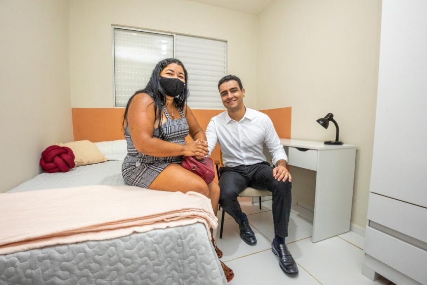 Contemplada com um apartamento, Alessandra Alves residia na Favela Sururu de Capote, e recebeu o prefeito JHC em sua nova casa. Foto: Edvan Ferreira / Secom Maceió