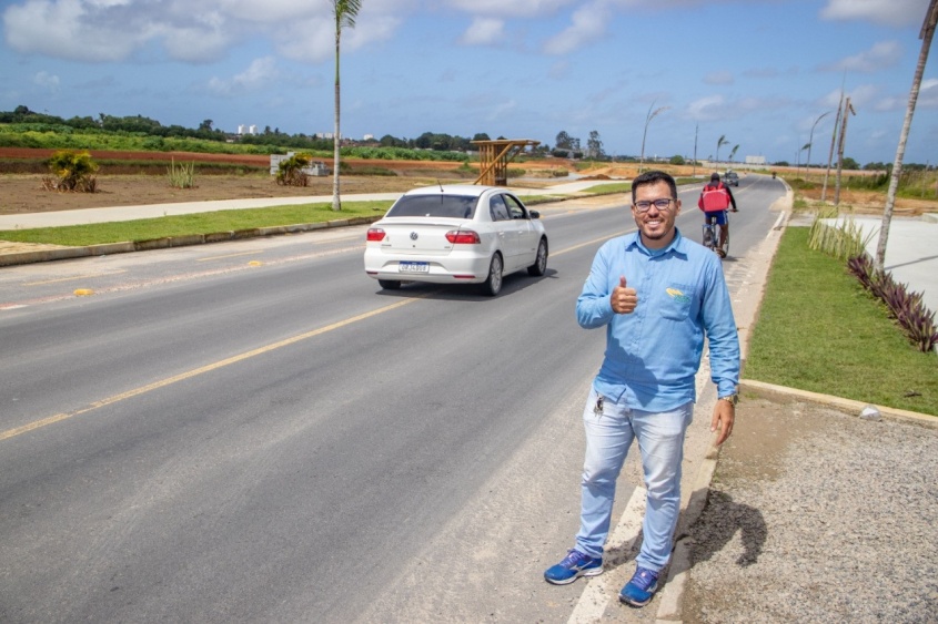 Dayan Rodrigues teve acesso facilitado à sua residência graças à evolução das obras na Avenida Marília Mendonça. Foto: Júnior Bertoldo / Ascom Seminfra