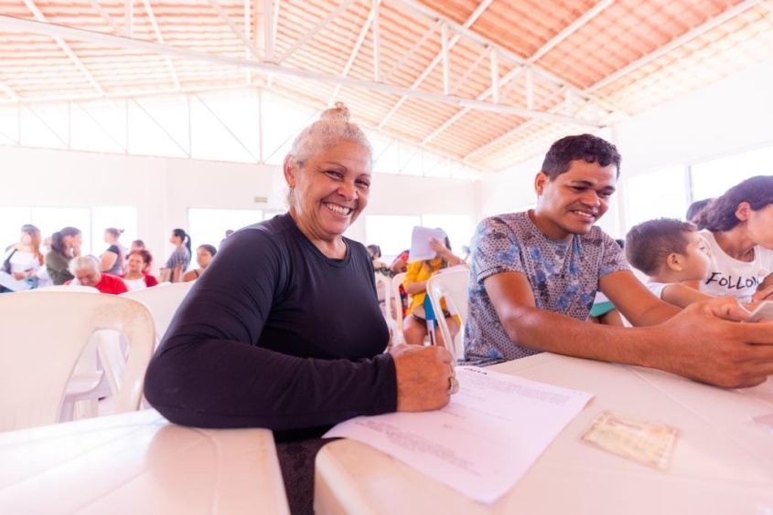 Sandra Silva se emocionou com a entrega das chaves e já assinou as documentações para morar no Alamedas da Pajuçara. Foto: Edvan Ferreira / Secom Maceió