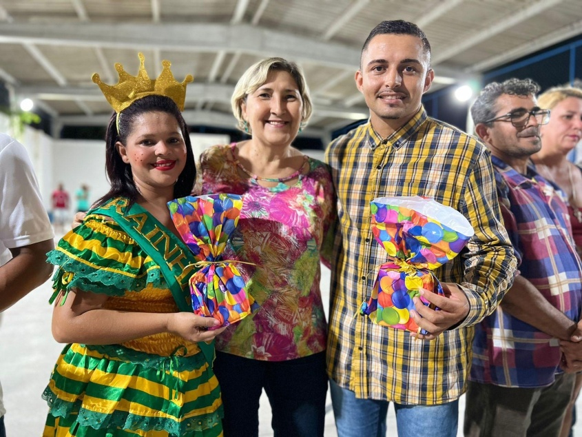 Diretora de Gestão Educacional, Tânia Almeida com alunos da quadrilha. Foto: Karla Lima/Ascom Semed