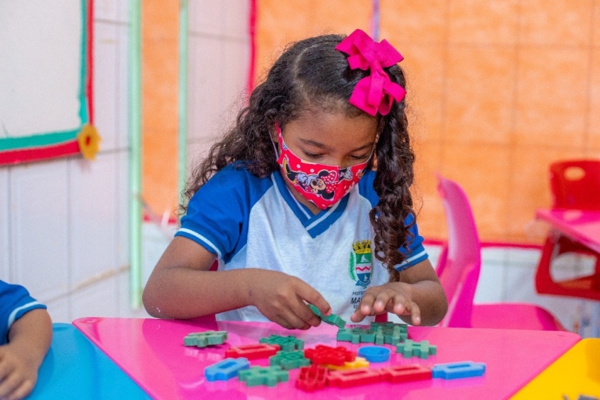 Sthefane Vitória tem sido feliz tanto na sala de aula quanto nos momentos de lazer no CMEI Martha Célia. Foto: Célio Júnior / Secom Maceió