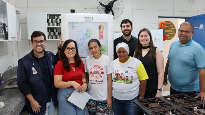 Entrega de geladeira na Escola Municipal Lindolfo Color. Foto: Karine Pedrosa