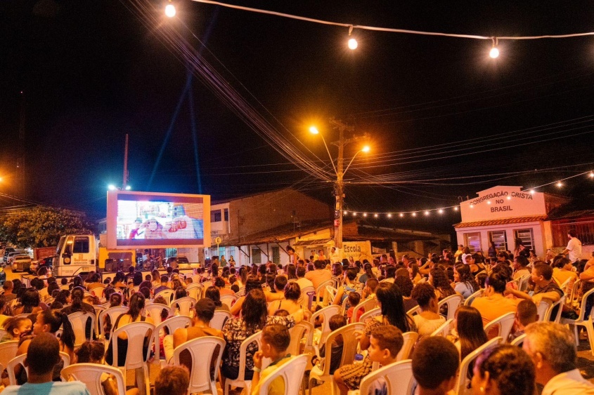 Famílias e crianças atenderam ao chamado da sétima arte com o Cine Massa. Foto: Edvan Ferreira / Secom Maceió