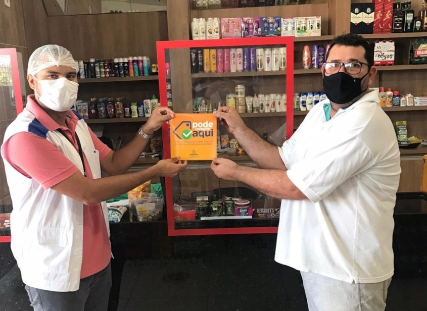 Entrega do selo é feita após inspeção criteriosa feita pelos fiscais da Visa. Foto: Visa Maceió