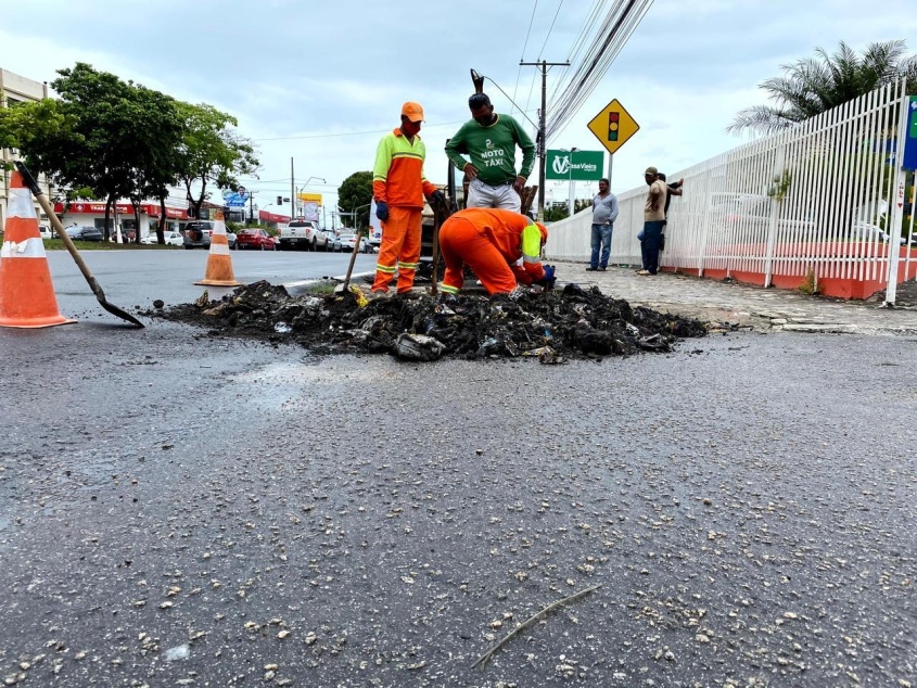 O descarte irregular de lixo pode causar obstrução parcial ou total da galeria e gera alagamentos na cidade. Foto: Ascom Seminfra