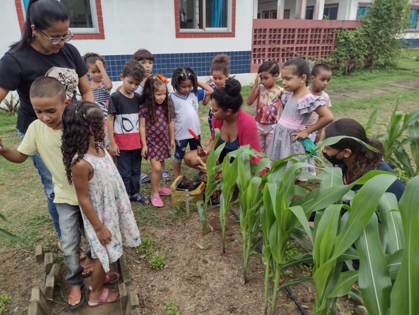 Crianças da creche Mestra Virgínia em atividade educativa na hora escolar. Foto: cortesia