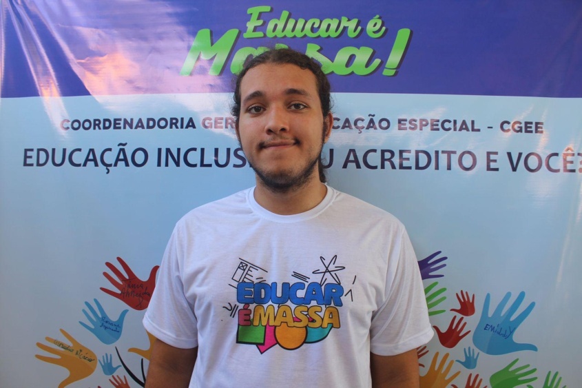 Oficineiro parceiro da Escola Municipal Dra Elizabeth Anne Lyra, Daniel Nicácio. Foto: Clara Canuto (estagiária)/Ascom Semed