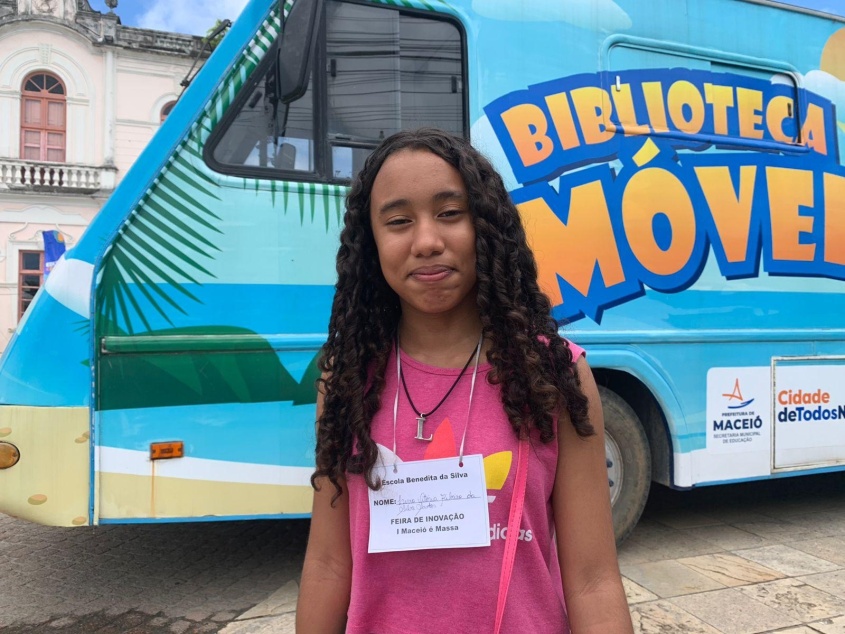 Aluna da Escola Municipal Benedita da Silva participou da contação de histórias. Foto: Clara Canuto