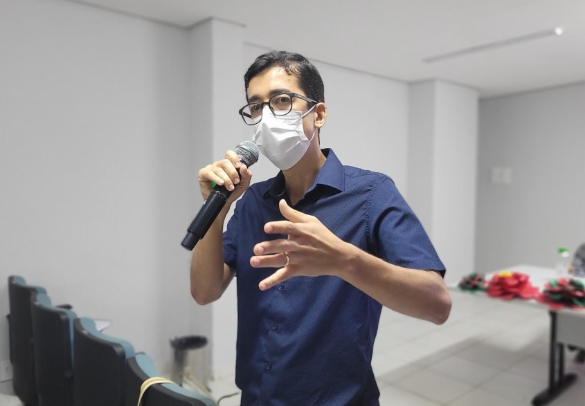 Fisioterapeuta do Programa de Atenção à Saúde da Pessoa Idosa, Marcus Vinícius de Jesus. Foto: Ascom SMS