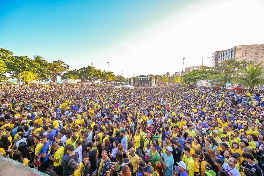 Multidão lota Arena da Praça Multieventos, na Pajuçara, para acompanhar jogo da seleção canarinho. Foto: Maivan Fernandéz / Secom Maceió