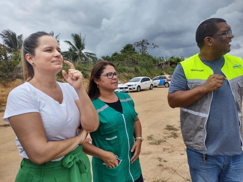 Diretora analisa trabalho realizado pelo equipamento. Foto: Ascom Sudes