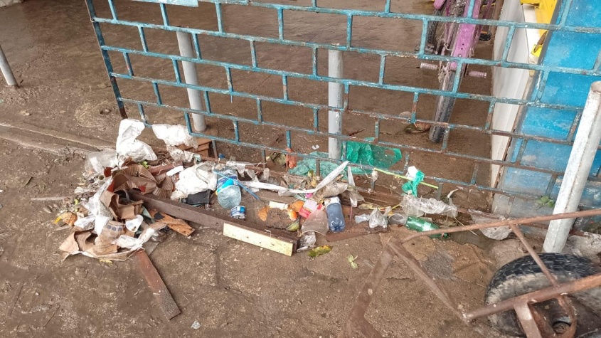 Água da chuva levou lixo e entulhos para as áreas internas do mercado. Foto: cortesia