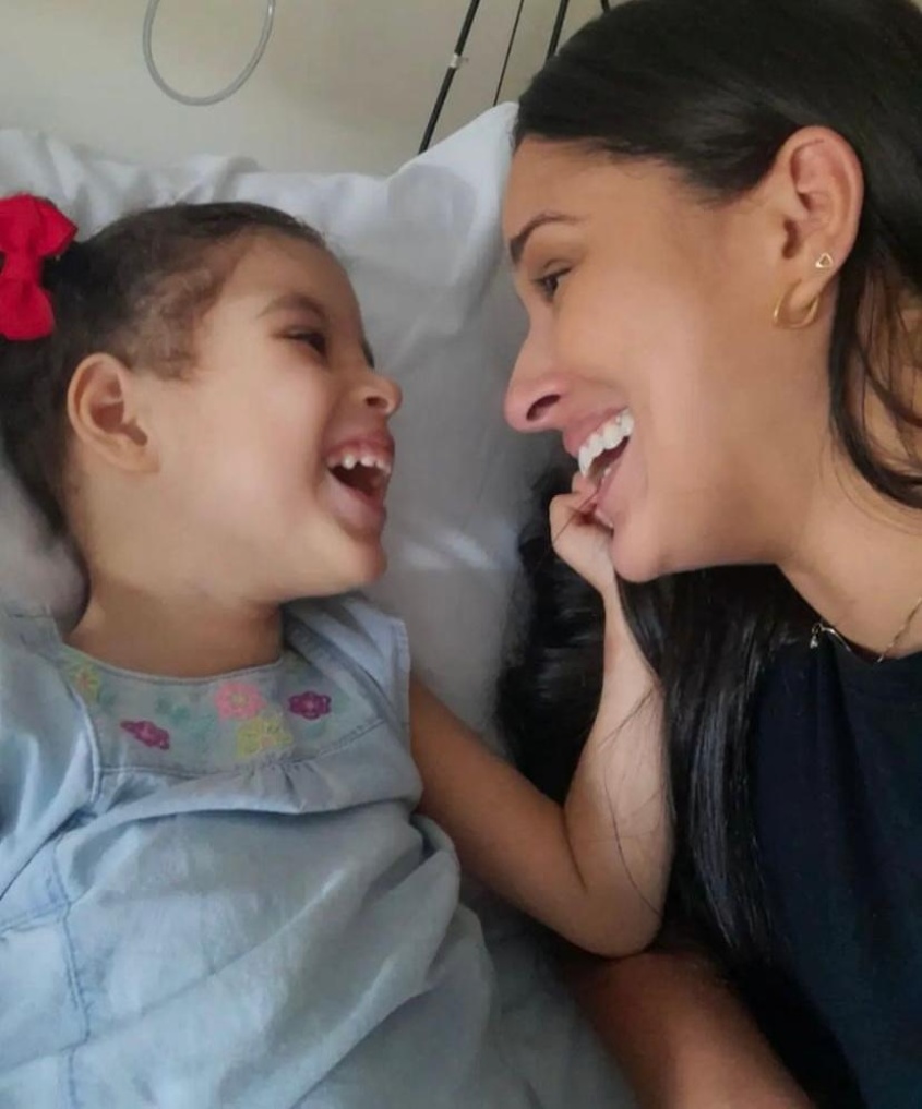 Larissa Farias  fala com orgulho da evolução da pequena Lorena e elogia acolhimento na escola. Foto: Cortesia