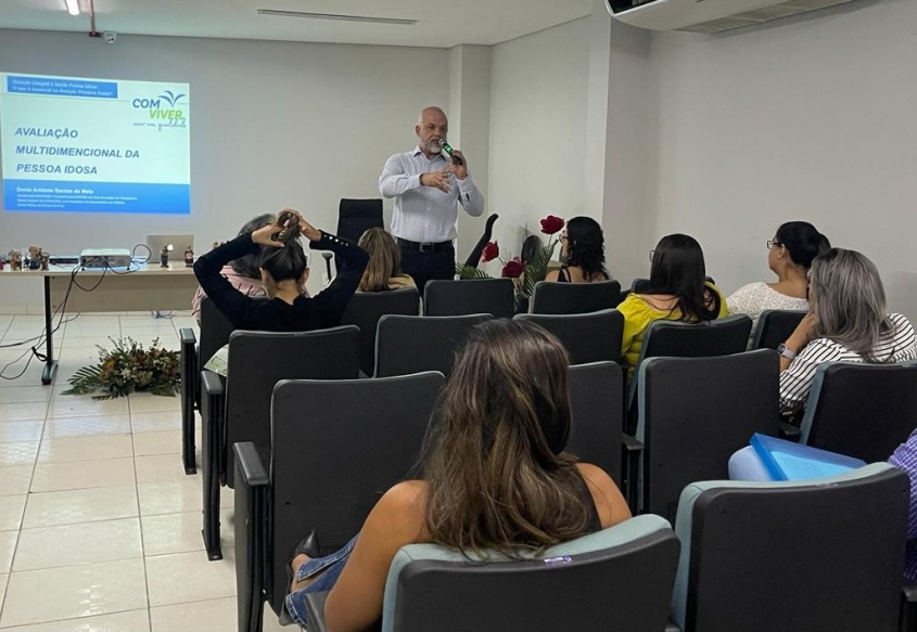Médico alerta para a necessidade de analisar diversos aspectos da vida do idoso para tratamento assertivo. Foto: Ascom SMS