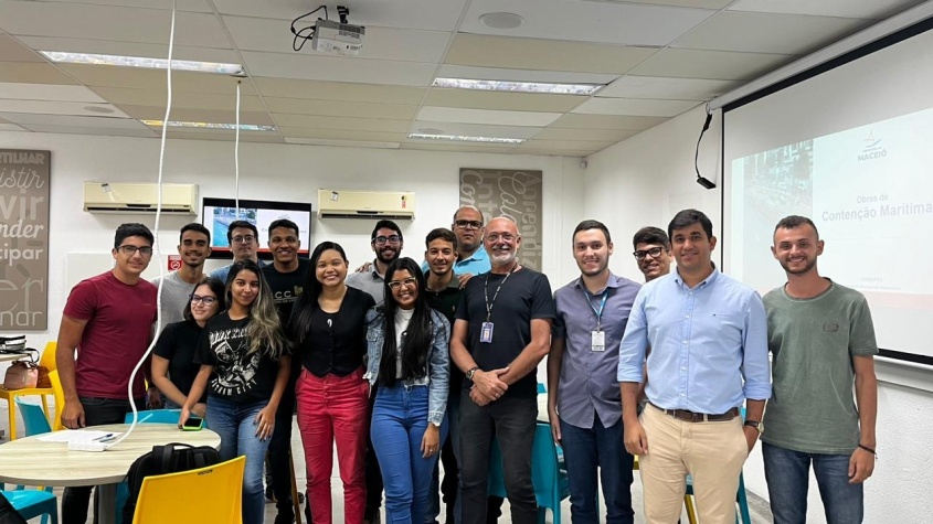Com os alunos do Centro Universitário Cesmac, o assunto foi o uso de tecnologia holandesa na contenção do mar. Foto: Seminfra