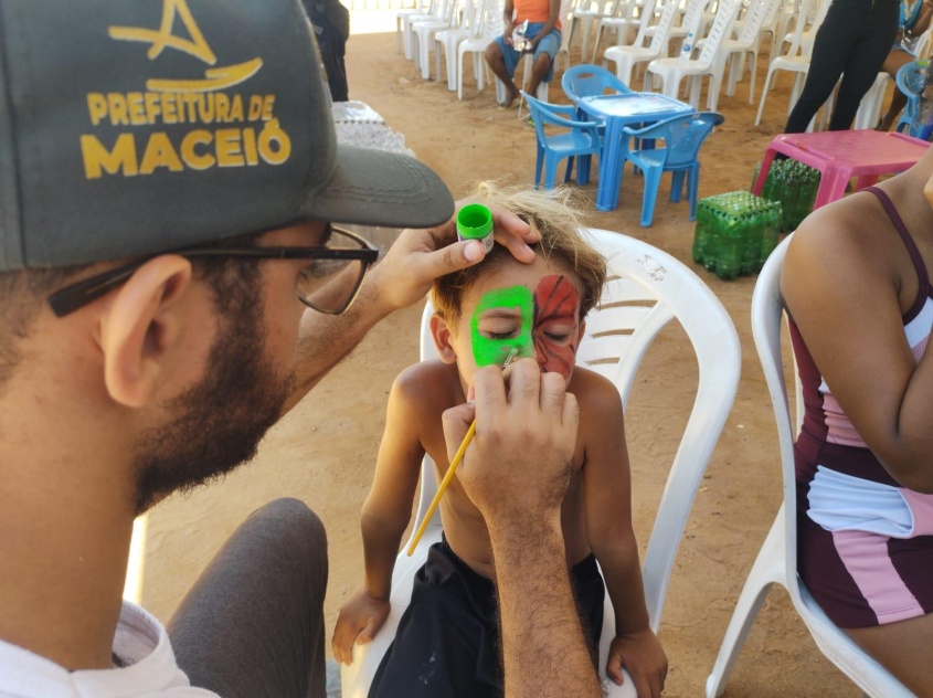 Pintura facial diverte criançada. Foto: Ascom Alurb