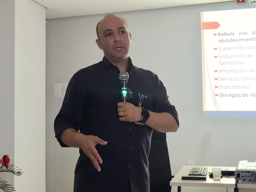 Coordenador de Farmácia e Bioquímica do Município, Paulo Anderson Gomes. Foto: Ascom SMS
