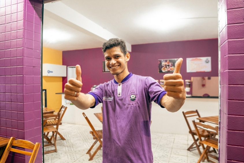 Emerson dos Santos, funcionário de uma loja de açaí. Foto: Ascom Ilumina