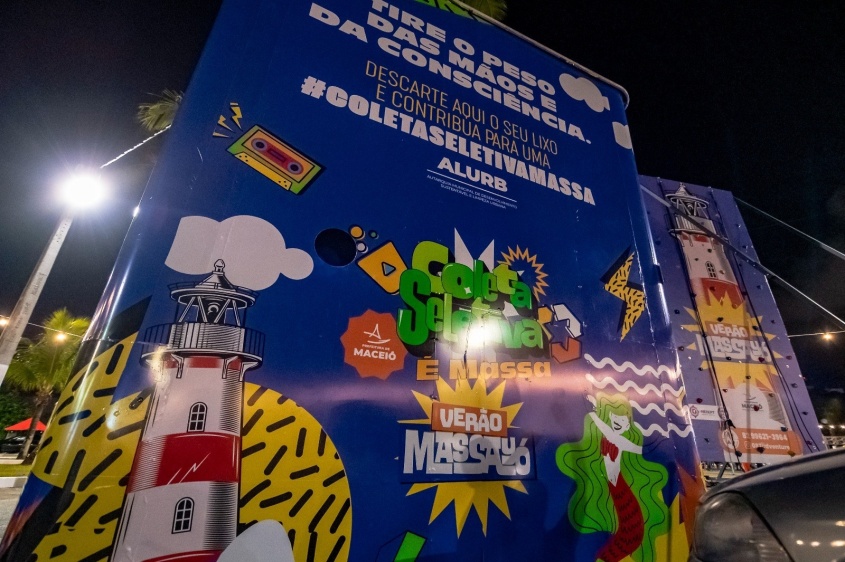 A lixeira gigante, que tem sido destaque nos eventos da Prefeitura de Maceió, voltou no Verão Massayó 2024. Foto: Arquivo Secom