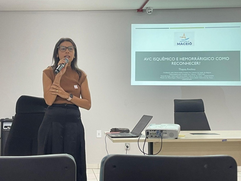 Médica fala sobre importância de reconhecer precocemente os sinais do AVC. Foto: Polyanna Monteiro/ Ascom SMS