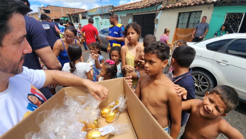 Crianças ganhando ovos de Páscoa na Grota da Macaxeira. Foto: Ascom Segov