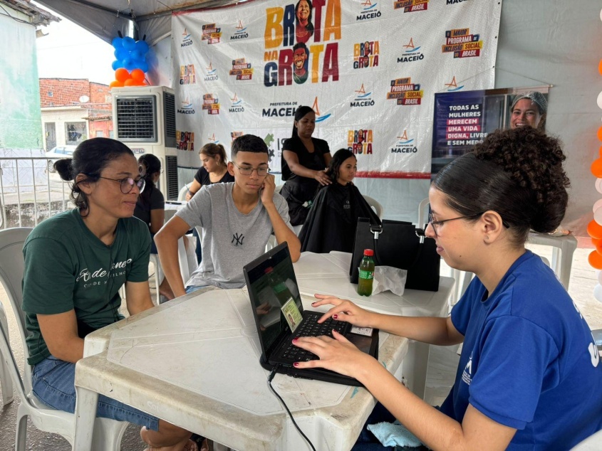 Ana Carla Silva e o filho no cadastro para o Jovem Aprendiz. Foto: Ascom Segov