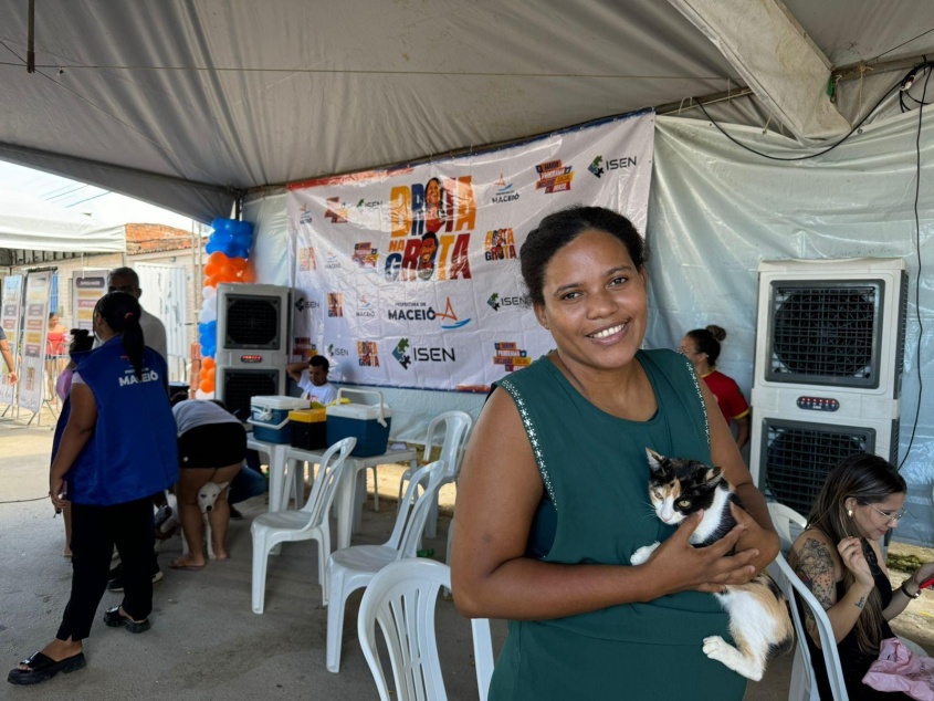 Josemary Santos leva o gato Tica para realizar procedimento de castração. Foto: Ascom Segov