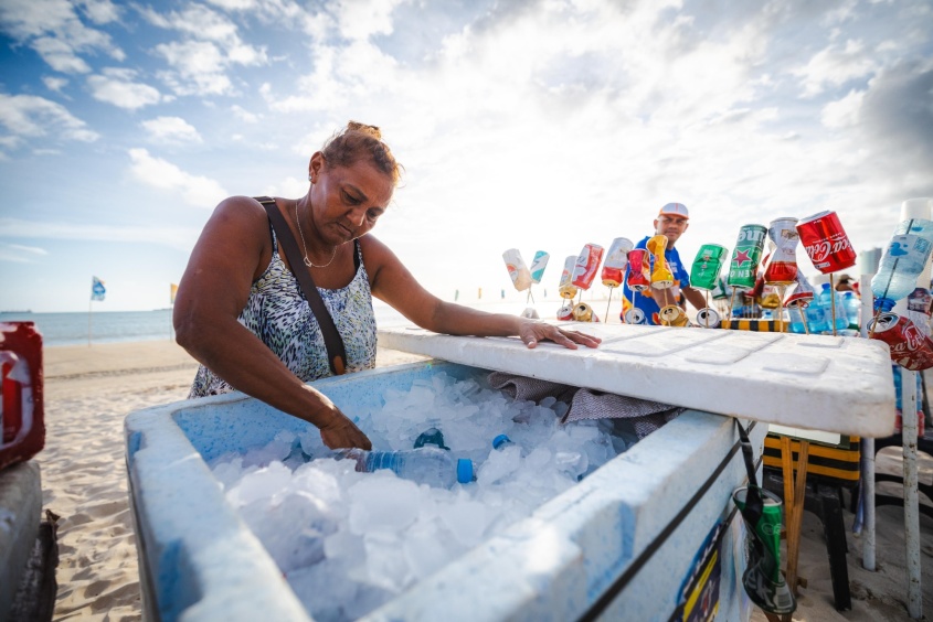 Cicera de Almeida afirma que é sendo ambulante que tira o sustento da sua família. Foto: Jonathan Lins / Secom Maceió