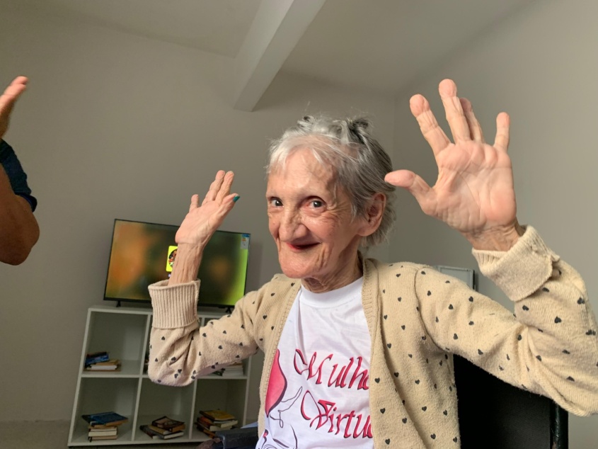 Dona Nilda hoje sorri e se diverte nas atividades do abrigo. Foto: Ascom Semdes