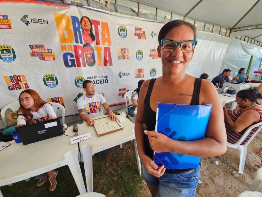 Pollyana fez a inscrição no Sine Maceió durante ação do Brota na Grota e espera conseguir um emprego para pagar a faculdade. Foto: Beto Macário