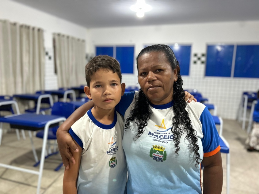 Eleneide Santos com o filho na escola onde estudam. Foto: Alícia Flores/ Ascom Semed