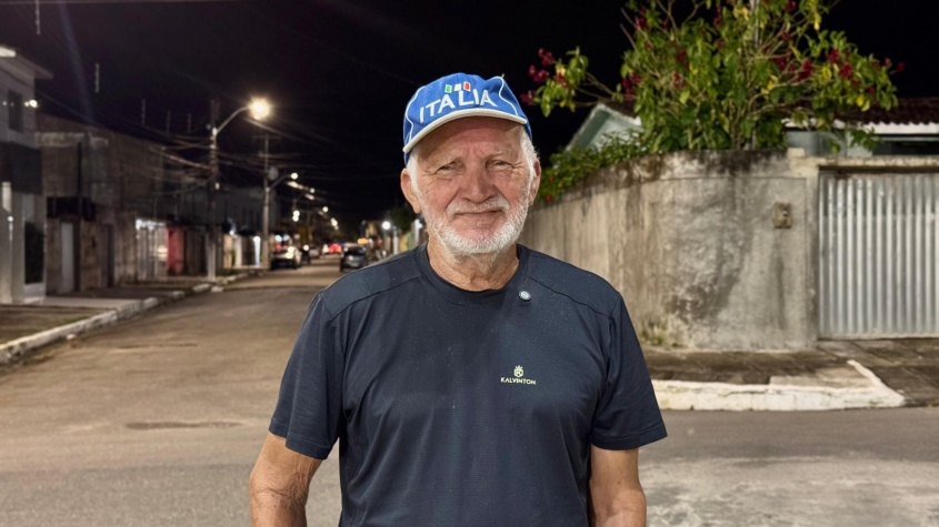 Valdemir Rodrigues é morador do conjunto há 40 anos: "Eu fico a noite todinha na porta, porque é tudo claro". Foto: Maria Clara Calheiros/ Ascom Ilumina