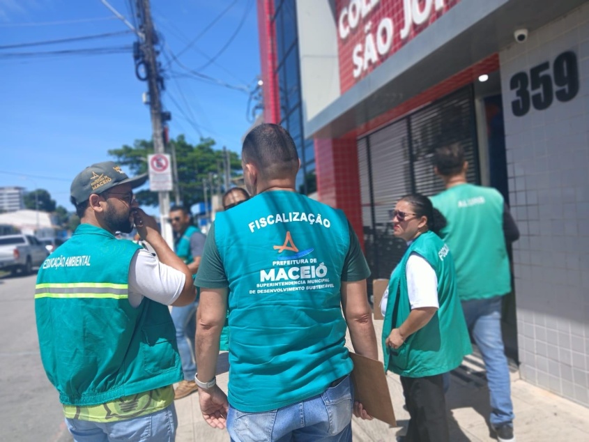 Fiscais visitaram empreendimentos no bairro de Jaraguá. Foto: Tháchyna Lorena (estagiária)/Ascom Alurb