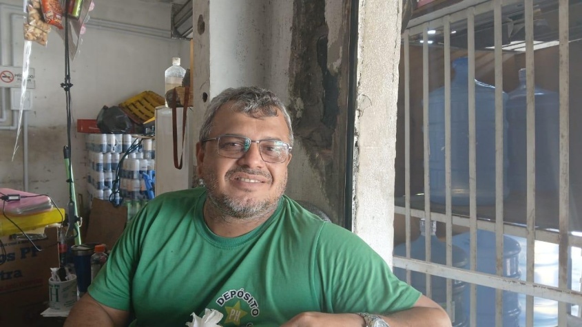 Paulo Henrique elogiou a coleta regular, mas reclamou das pessoas que rasgam os sacos e espalham o lixo nas ruas, antes da passagem do caminhão coletor. Foto: Tháchyna Lorena (estagiária)/Ascom Alurb