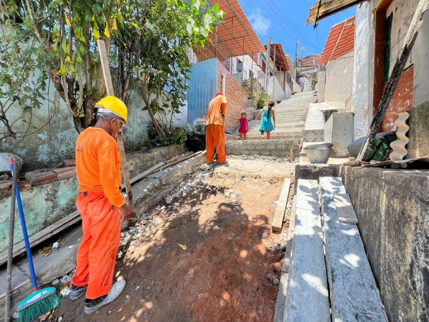 Equipes da Seminfra atuam na construção de escadaria segura para os moradores do Bolão. Foto: Ascom Seminfra