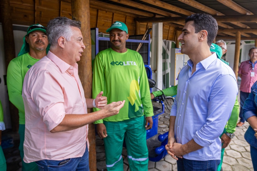 Os prefeitos Álvaro Damião e JHC conversaram sobre boas ideias que devem ser aproveitadas, em referência ao Ecoleta. Foto: Itawi Albuquerque